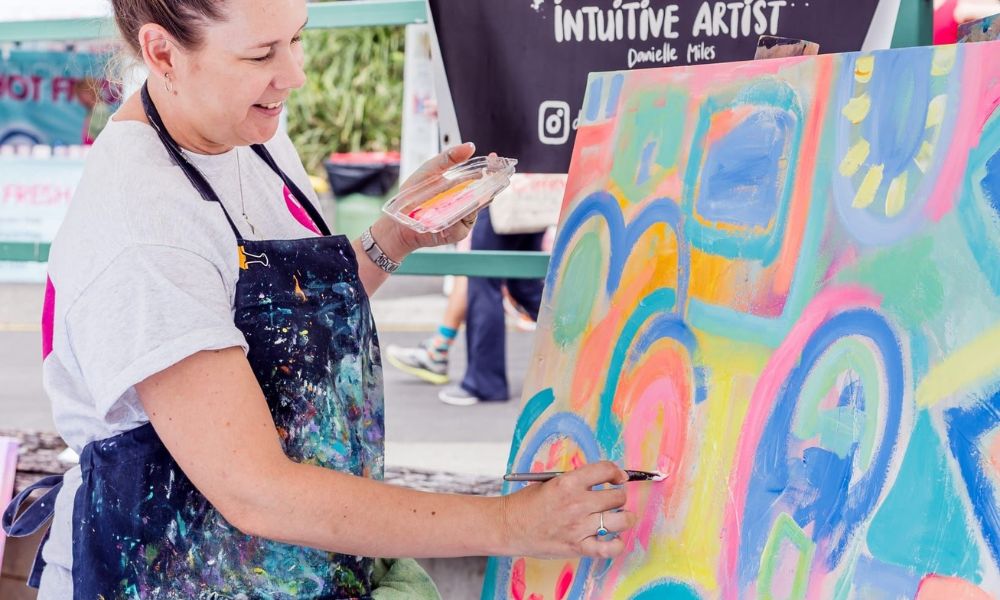 Artist do a painting at Eumundi Markets Sunshine Coast